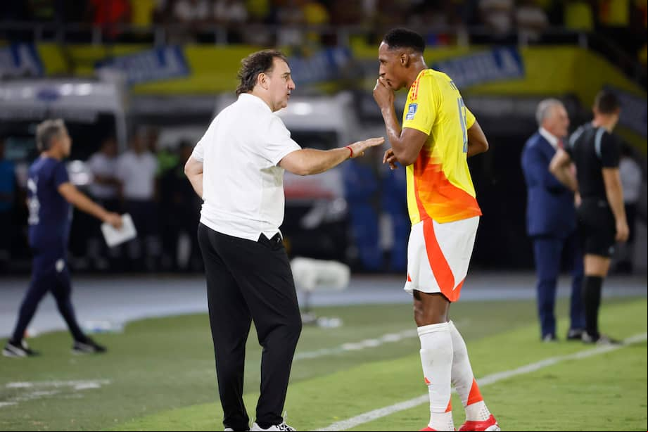 El entrenador de Colombia Néstor Lorenzo (i) habla con Yerry Mina durante el partido ante Paraguay en el estadio Metropolitano. EFE/Mauricio Dueñas Castañeda