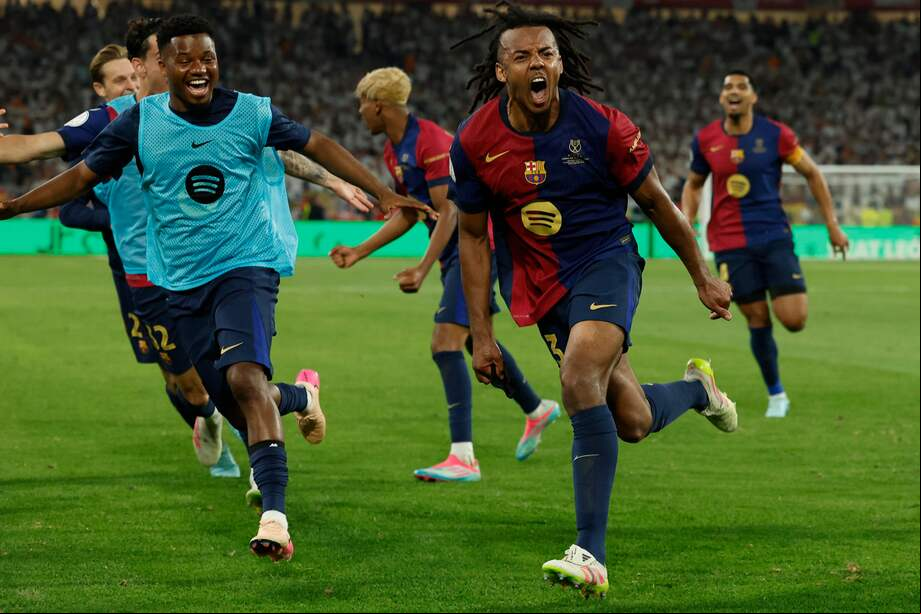 Los jugadores del FC Barcelona celebran el tercer gol del equipo blaugrana, que hizo Jules Koundé.