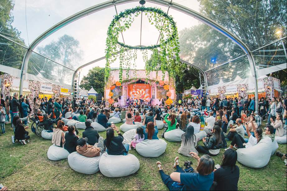 Feria EVA es el único "shopping festival" en la ciudad con entrada libre. El público puede disfrutar sin costo de música , performances y speakers en vivo y más.