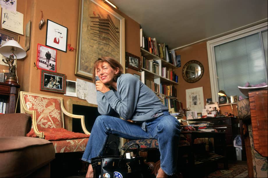 Imagen de la actriz y cantante Jane Birkin con el primer bolso Birkin, diseñado y realizado por la firma Hermès para ella, por lo que lleva su apellido. / EFE/SOTHEBY'S
