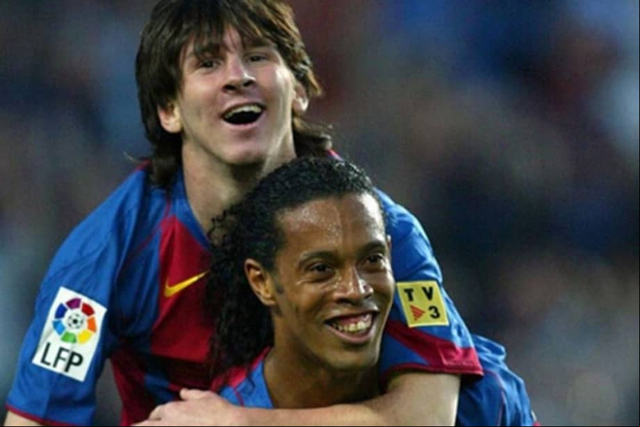 El 1 de mayo en 2005, Messi anotó su primer gol en el partido que jugaba el Barcelona contra Albacete. El pase se lo dio Ronaldinho, primer gran socio del argentino en el equipo catalán.