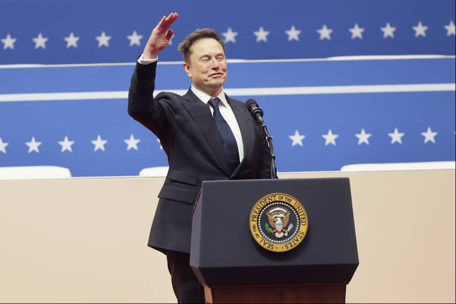 Foto de archivo: Washington (Estados Unidos), 20/01/2025.- Elon Musk, director ejecutivo de Tesla, saluda a la multitud reunida en el Capitol One Arena tras su discurso durante la ceremonia de investidura del presidente estadounidense Donald Trump en Washington, D. C., EE. UU., el 20 de enero de 2025.
