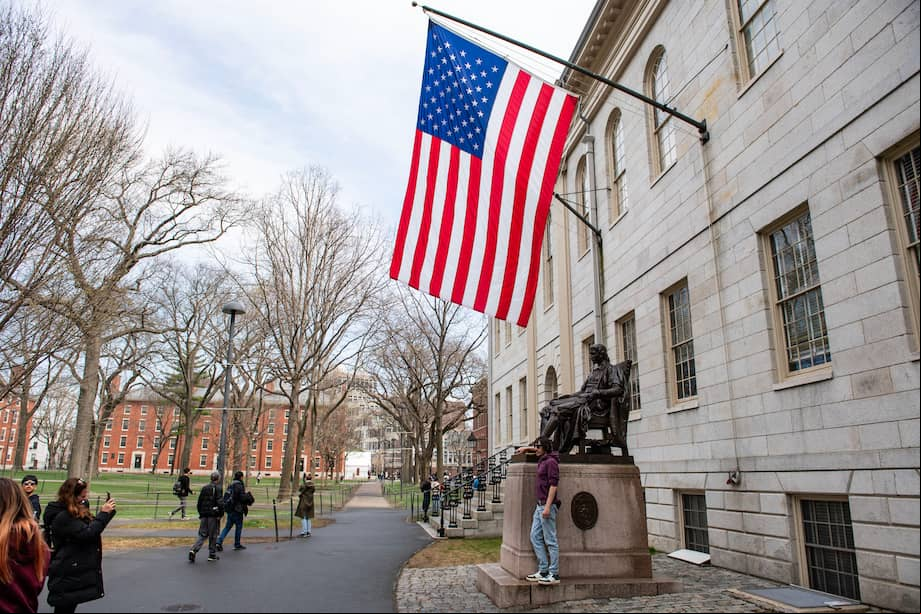 La gente se reúne alrededor de la estatua de John Harvard en el campus de la Universidad de Harvard en Cambridge, Massachusetts, el 15 de abril de 2025.
