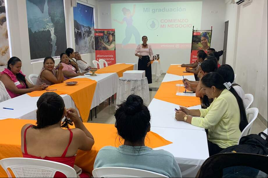 Algunas de las emprendedoras que se graduaron.
