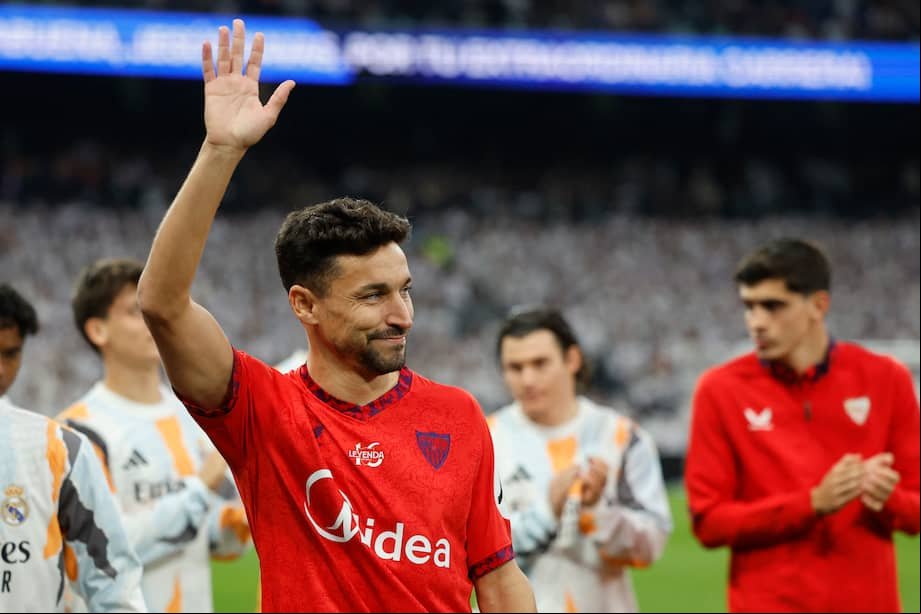 Jesús Navas saluda durante su ceremonia de despedida antes del partido Real Madrid y Sevilla en el estadio Santiago Bernabéu.