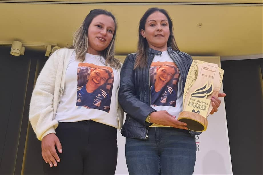 Eliana Borda (derecha), mamá y Luz, hermana de Miguel Ángel Berrio, el hincha de Millonarios que logró cumplir el sueño de conocer al equipo antes de practicarse la eutanasia.