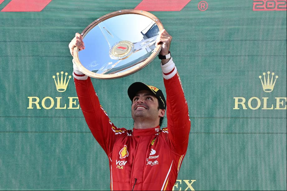 Carlos Sainz de Ferrari celebra en el podio tras ganar el Gran Premio de Australia 2024.