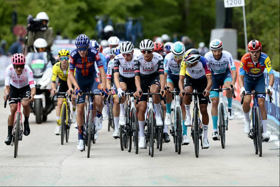El ciclista italiano de Lidl-Trek, Giulo Ciccone (derecha), el ciclista colombiano de Ineos Grenadiers, Egan Bernal, el ciclista mexicano del UAE Team Emirates XRG, Isaac Del Toro (centro) y su compañero español Juan Ayuso, y el ecuatoriano Richard Carapaz (izq.) del EF Education.
