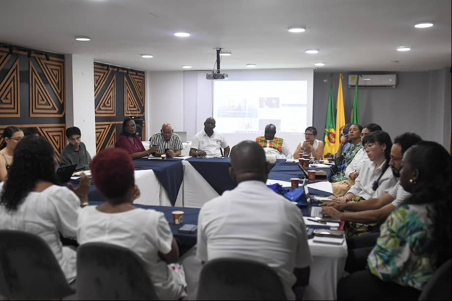 Líderes sociales, académicos, periodistas y funcionarios públicos de la capital del Chocó participaron en la conversación.