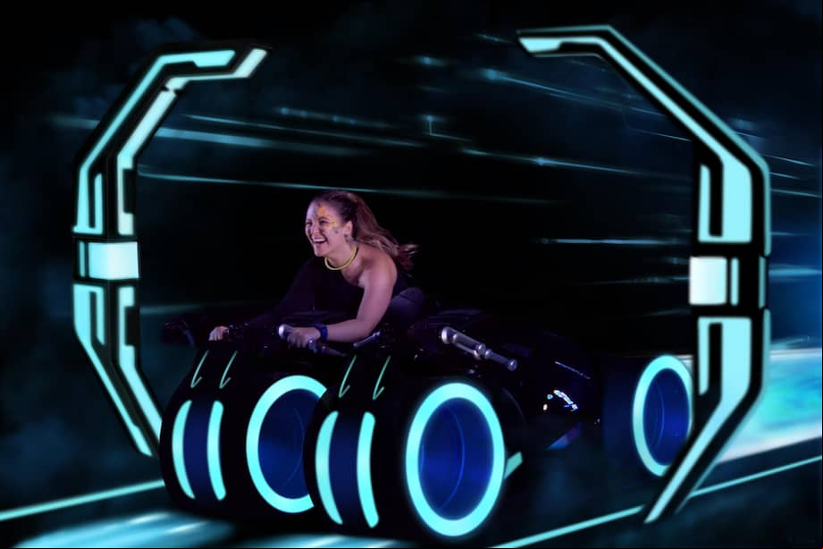 Con esta nueva atracción, los visitantes vivirán la experiencia de sentirse digitalizados y transportados a Grid para una carrera Lightcycle especial, en donde se enfrenta el “Equipo Azul” con los amenazantes Programas de la Red, el “Equipo Naranja”.