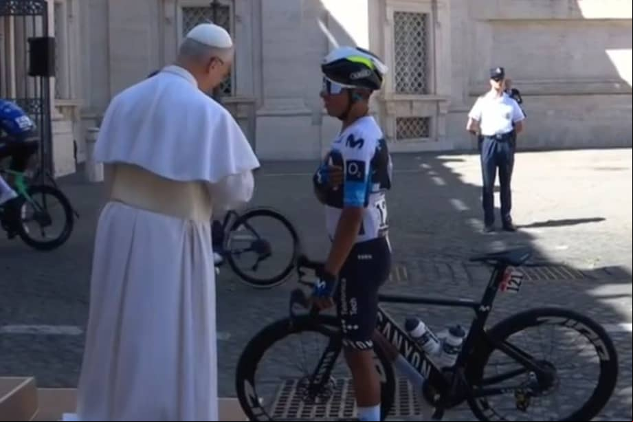 Breve encuentro entre el Papa León XIV y el ciclista colombiano Nairo Quintana en la etapa 21 del Giro de Italia.