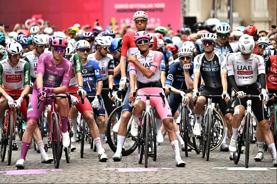 MODENA (Italy), 22/05/2025.- El danés Mads Pedersen (Lidl-Trek), con el maillot ciclamen de líder de la clasificación por puntos, el mexicano Isaac Del Toro Romero (UAE Emirates XRG), con el maillot rosa de líder de la general, y el español Juan Ayuso Pesquera (UAE Emirates XRG), con el maillot blanco de mejor ciclista joven, esperan en la salida de la duodécima etapa del 108º Giro de Italia 2025, una carrera de 172 km entre Módena y Viadana (Italia), el 22 de mayo de 2025.