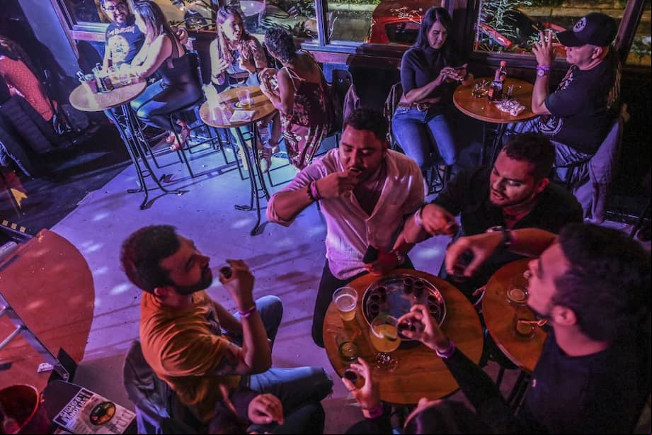 La medida limita la apertura de bares, tabernas y discotecas hasta las 2:00 a.m.