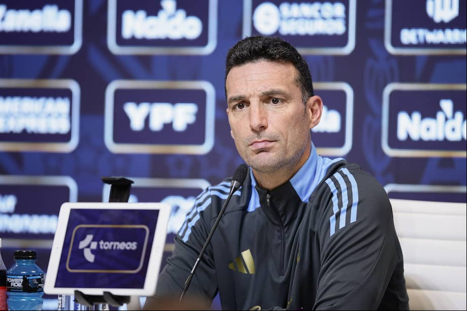 El entrenador de la selección argentina, Lionel Scaloni, habla durante una rueda de prensa este jueves, en el Predio Deportivo Lionel Andrés Messi de Ezeiza (Argentina).