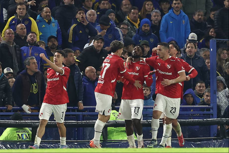El colombiano Álvaro Angulo (77) celebra con sus compañeros el gol del triunfo de Independiente sobre Boca Juniors, en La Bombonera (ALEJANDRO PAGNI / AFP)