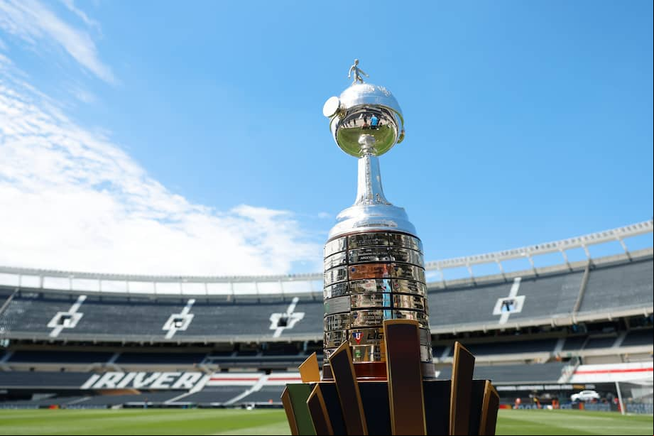 Fotografía del trofeo de la Copa Libertadores este viernes, en el estadio Más Monumental en Buenos Aires (Argentina). Botafogo y Atlético Mineiro disputarán la fina de la Copa Libertadores este 30 de noviembre en el Más Monumental.