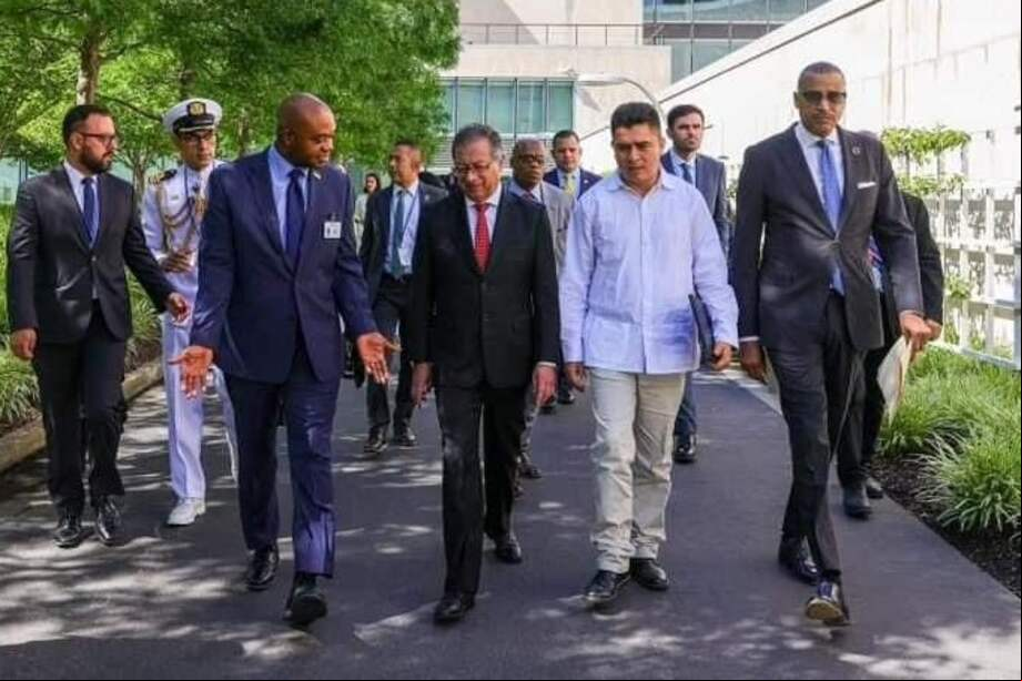 El presidente Petro (izq) y el firmante de paz Diego Tovar hablaron en 11 de julio de 2024 ante la ONU, en Nueva York.