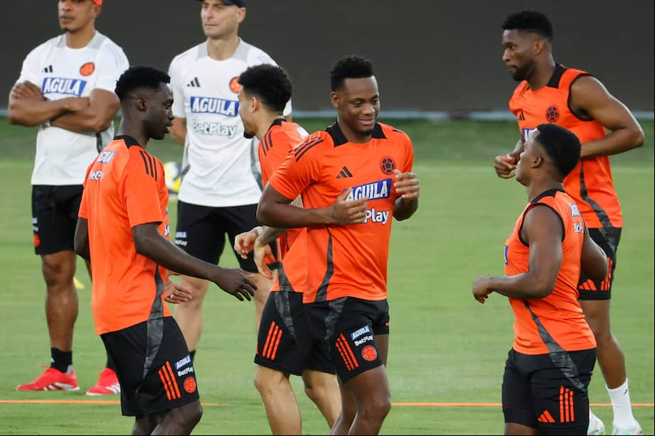 Davinson Sánchez (i) y Jhon Durán (c) de Colombia participan en un entrenamiento este lunes, en Barranquilla (Colombia). La selección colombiana entrena por última vez en el estadio Metropolitano de Barranquilla antes del encuentro del martes ante Paraguay por la jornada 14 de las eliminatorias Suramericanas al Mundial de 2026.