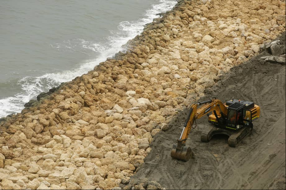 CTG001. CARTAGENA (COLOMBIA), 03/08/2022.- Fotografía de las obras de la protección costera, el 01 de agosto de 2022 en Cartagena (Colombia). Estas obras son vitales para mitigar el impacto de la erosión costera y las inundaciones que actualmente afectan a la ciudad. EFE/Ricardo Maldonado Rozo
