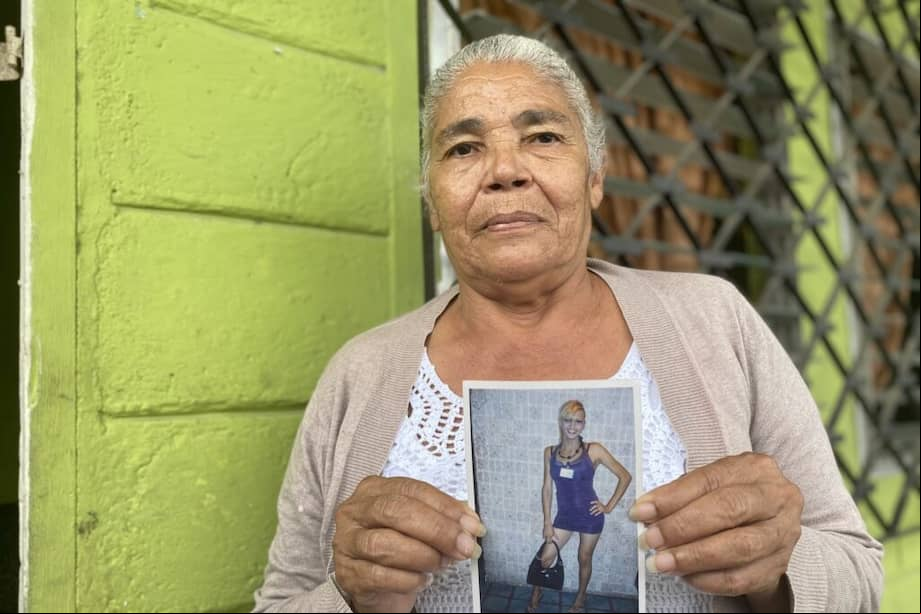 Rosa Hernández, madre de Vicky Hernández, sostiene una foto de su hija.