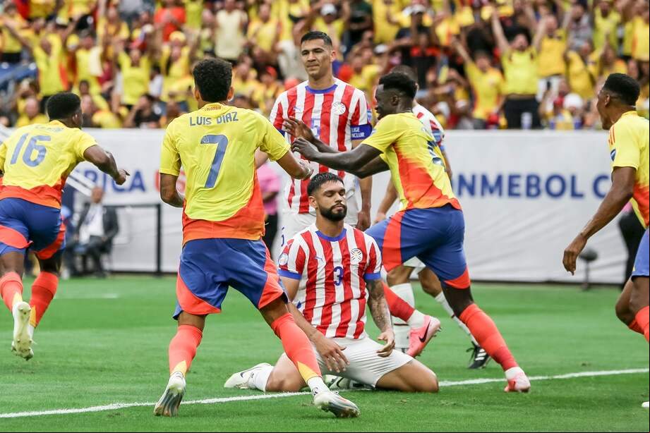 El defensa de Paraguay, Fabián Balbuena (centro), reacciona mientras los jugadores de Colombia, Jefferson Lerma (izq.), Luis Díaz (2-izq.) y Carlos Cuesta (3-izq.), celebran un gol de James Rodríguez (no en la foto) durante la primera mitad del partido del grupo D de la CONMEBOL Copa América 2024 entre Colombia y Paraguay, en Houston, Texas, EE.UU., el 24 de junio de 2024.