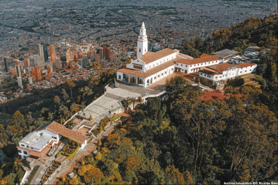 Bogot· cuenta con una amplia oferta de atractivos naturales, histÛricos y culturales. El cerro de Monserrate, en la imagen, es solo una de las alternativas.