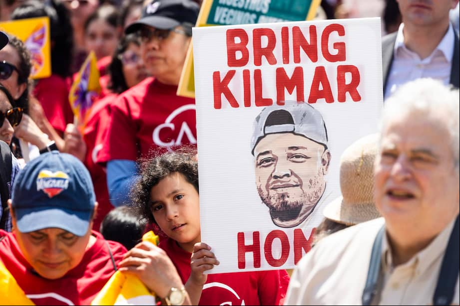 Manifestantes en una marcha del Primero de Mayo exigen el regreso de Kilmar Ábrego García, quien fue trasladado por error a su país natal, El Salvador, en Washington, D. C., EE. UU., el 1 de mayo de 2025.