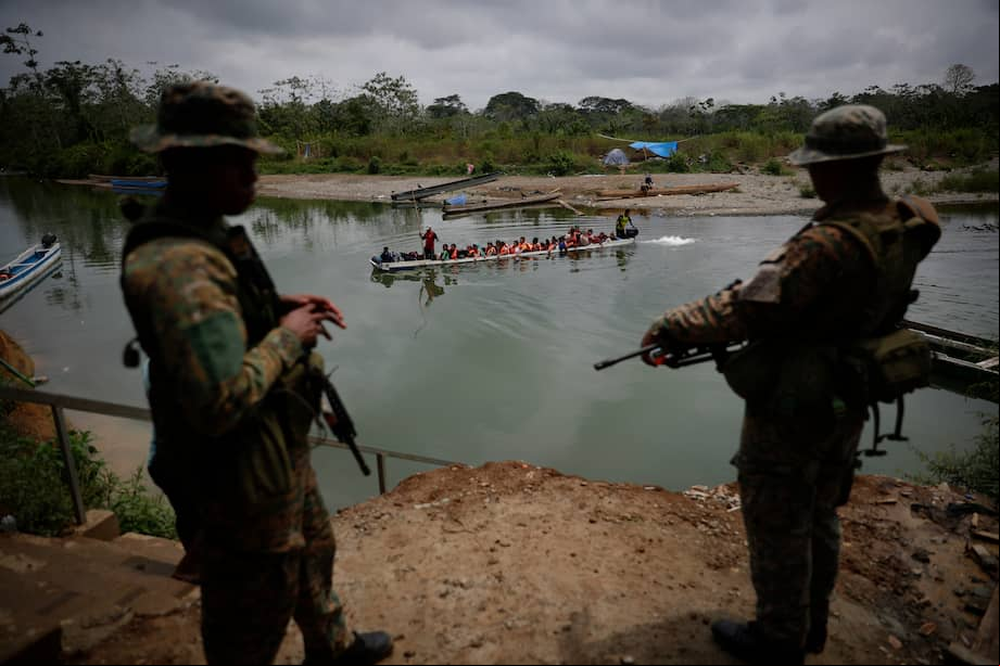 Fotografía de archivo del 9 de abril de 2024 de agentes del Servicio Nacional de Fronteras (Senafront) vigilando la llegada de migrantes que cruzan la selva del Darién con rumbo a los Estados Unidos, en el poblado de Bajo Chiquito (Panamá).