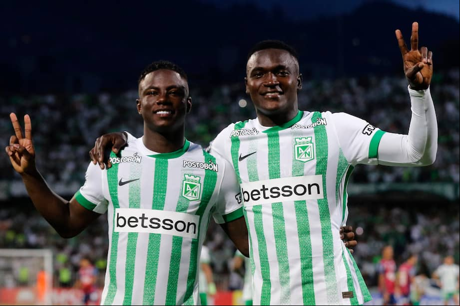 Kevin Viveros (der.) y Marino Hinestroza, dos de las figuras de Atlético Nacional en la Copa Libertadores 2025.. EFE/ Stringer