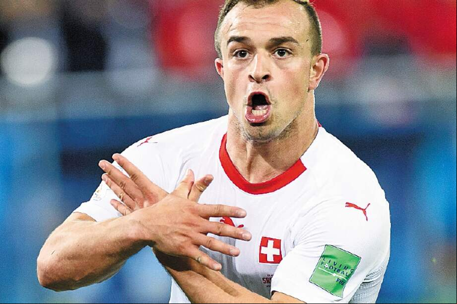 El centrocampista suizo Xherdan Shaqiri celebró su gol contra Serbia en el Mundial de 2018 en Rusia haciendo con sus manos el gesto nacionalista albano del águila de dos cabezas, presente en la bandera de este país. EFE/EPA/LAURENT GILLIERON EDITORIAL USE ONLYÂ