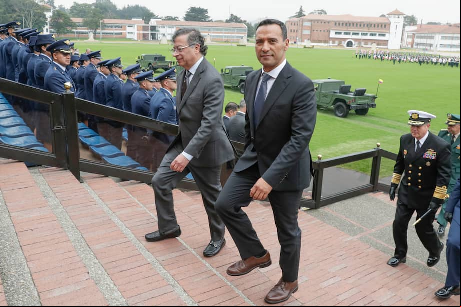 El presidente Gustavo Petro y el ministro de Defensa, general retirado Pedro Sánchez.