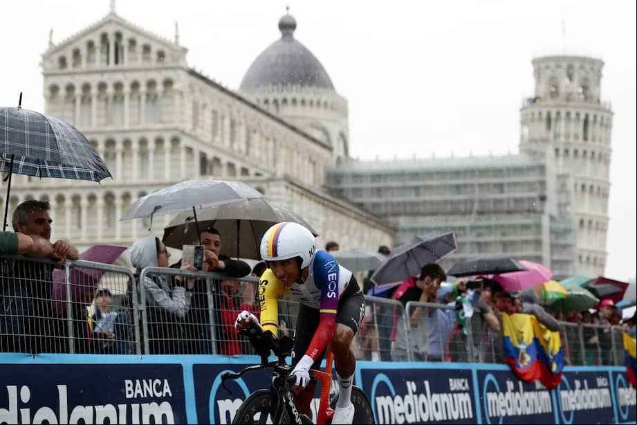 El ciclista colombiano del Ineos Grenadiers, Egan Bernal, finaliza la décima etapa de la 108ª edición del Giro de Italia, una carrera ciclista de 28,6 km contrarreloj individual desde Lucca a Pisa el 20 de mayo de 2025.