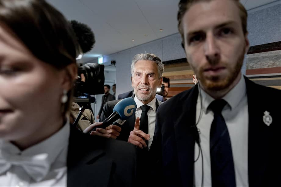 La Haya (Países Bajos), 06/04/2025.- El primer ministro holandés saliente, Dick Schoof (C), llega al debate en la Cámara Baja sobre la caída del gabinete, en La Haya, Elecciones en Países Bajos serán el 29 de octubre tras la caída del gobierno por salida de un partido de ultraderecha de la coalición.