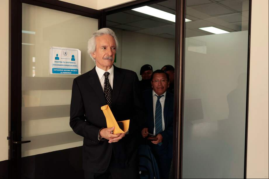 El periodista guatemalteco José Rubén Zamora Marroquín, encarcelado desde 2022 por un supuesto caso de lavado de dinero y quien recientemente recibió el Premio Gabo, se presentó a una audiencia judicial para solicitar que le revoquen la prisión preventiva y se le permita permanecer en arresto domiciliario, a la espera del juicio.