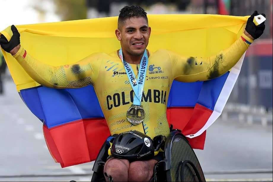Una mielitis le quitó la movilidad en las piernas a los 18 años. Hoy, con títulos en tres continentes, está en la elite mundial y es de los mayores referentes en el paratletismo colombiano.