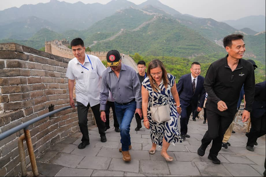 El presidente Petro durante su recorrido por la Muralla China.