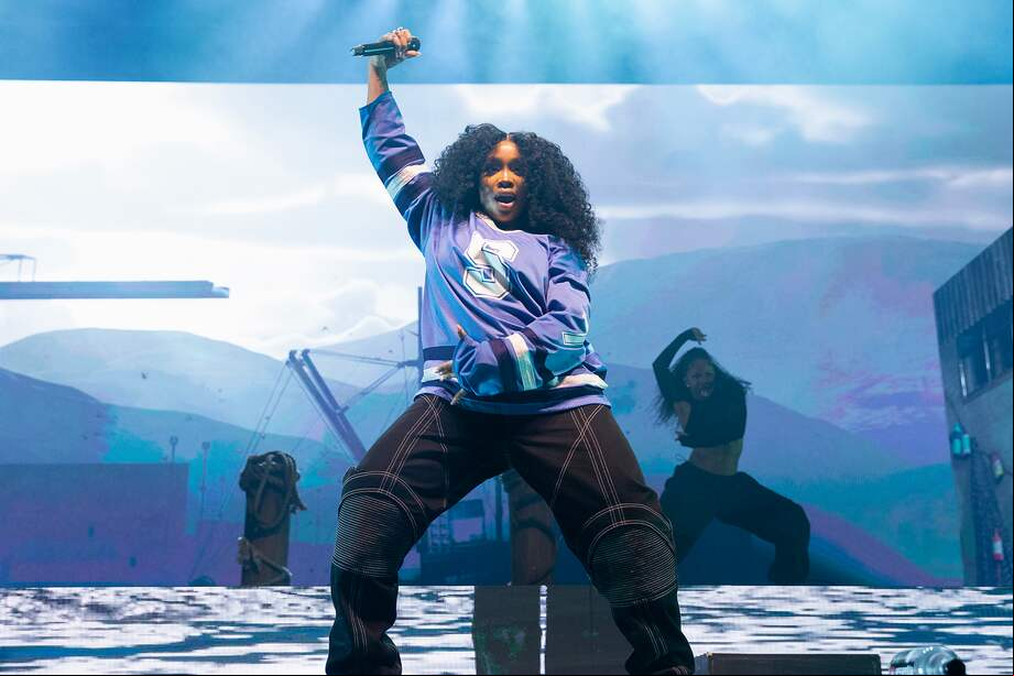 La cantante SZA actúa en el escenario durante su gira The SOS North American Tour en el Rogers Arena el 19 de marzo de 2023 en Vancouver, Canadá.