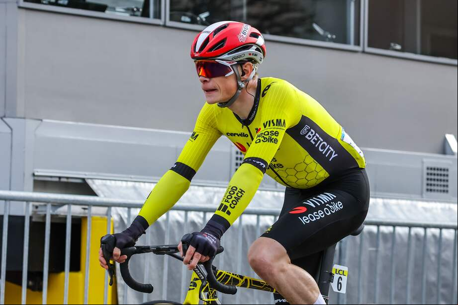 El ciclista danés Jonas Vingegaard del equipo Visma cruza la línea de meta durante la primera etapa de la carrera ciclista París-Niza, de 156,1 km desde Le Perray-en-Yvelines a Le Perray-en-Yvelines.