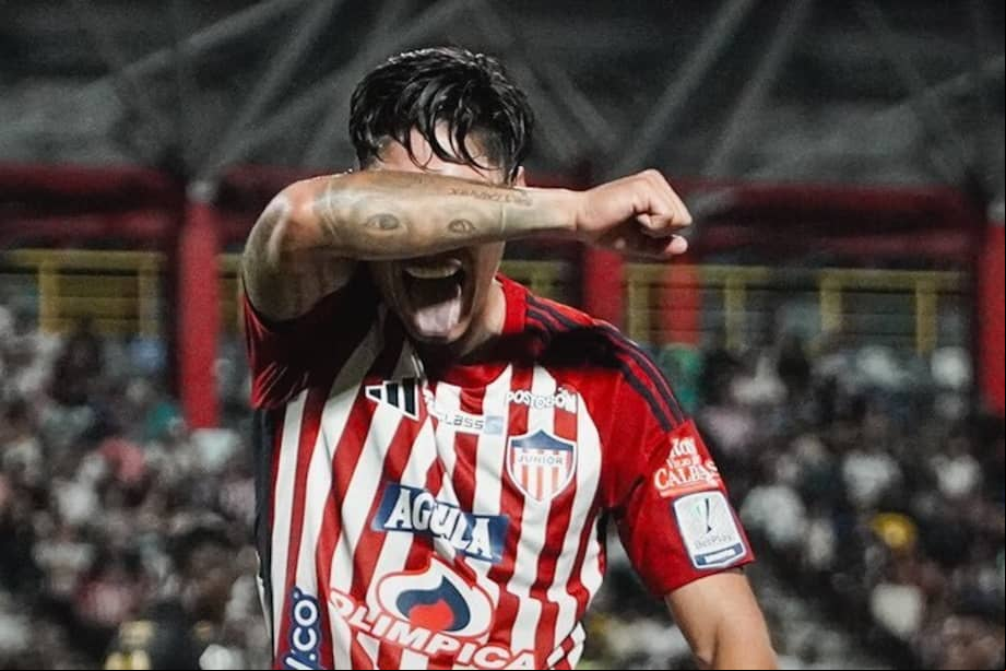 Bryan Castrillón festeja su gol con Junior contra Llaneros en Villavicencio.