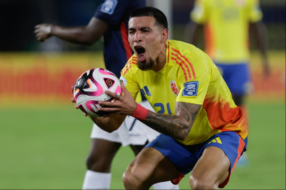 Daniel Muñoz se lamenta en el partido de Colombia contra Ecuador.