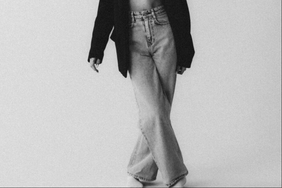 Los jeans anchos y los tenis son una combinación versátil y cómoda que puede adaptarse a cualquier estilo.