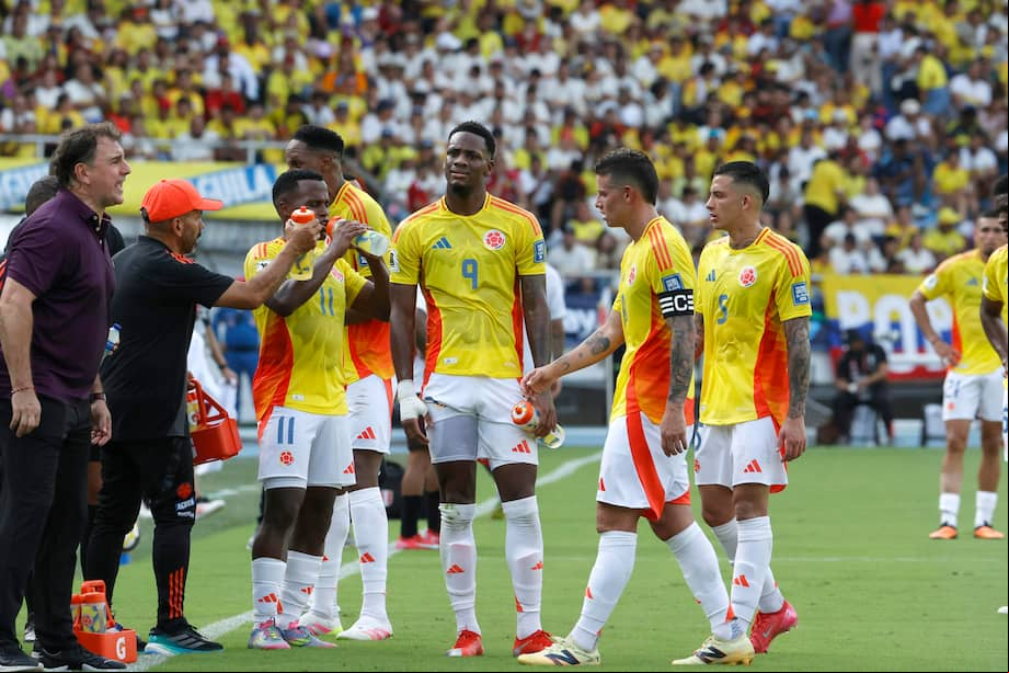 Los jugadores de la selección de Colombia, en el partido contra Perú.