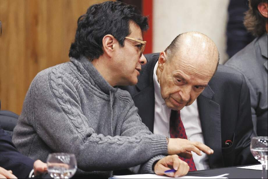BOG400. BOGOTÁ (COLOMBIA), 03/08/2022.- El designado comisionado de paz, Danilo Rueda, habla con el canciller designado, Álvaro Leyva, durante el Encuentro Plural por la Paz, realizado en Bogotá (Colombia). EFE/Mauricio Dueñas Castañeda