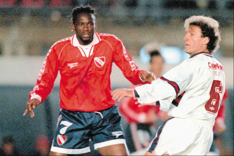 Albeiro Usuriaga con la camiseta roja de Independiente, en un partido contra San Lorenzo, marcado por el exdefensor argentino Óscar Ruggeri / AP